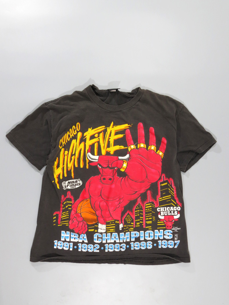 Vintage 1997 Chicago Bulls 5 Peat NBA Champs Graphic T-shirt